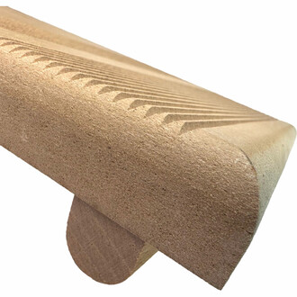 Rola Détail de la surface de la planche du rola bola. On voit les rainures sur le bois qui permette un grip entre la planche et le pied de l'utilisateur.