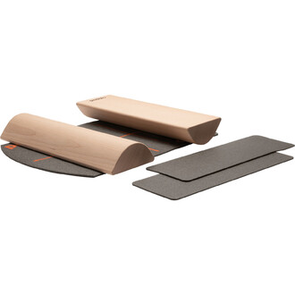 Accessoires de jonglerie comprenant deux rouleaux en bois clair et des surfaces de pratique grises. Les rouleaux ont des formes arrondies, tandis que les surfaces sont rectangulaires et circulaires, avec des lignes orange sur la surface.