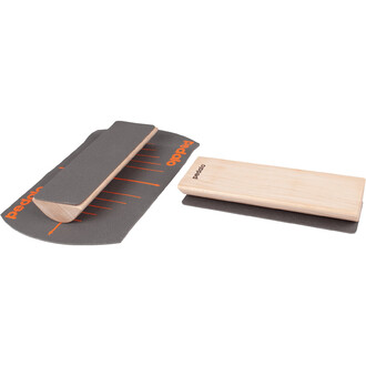 Accessoires de jonglerie comprenant un plateau en bois et une surface de glisse en matériau gris avec des graphiques orange, conçus pour la pratique du jonglage.