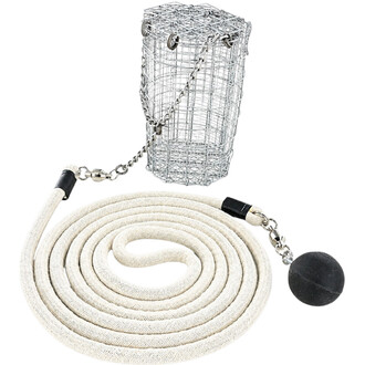 Cage métallique cylindrique en treillis pour rope dart Gora, avec longue corde blanche tressée et deux masses sphériques noires attachées.
