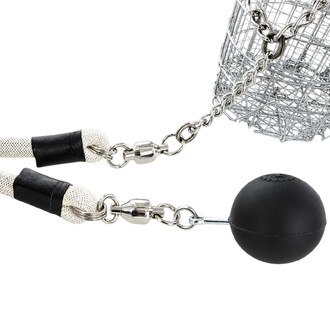 Rope Dart Cage Gora cage métallique sphérique en treillis reliée par une chaîne à une corde tressée blanche et à une balle noire