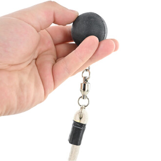 Poids rond noir tenu entre les doigts, relié à une corde tressée avec des éléments métalliques (maillons et connecteur) – accessoire Rope Dart Cage Gora.