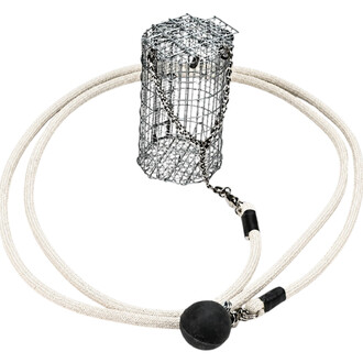 Cage métallique cylindrique en treillis du Rope Dart Gora, corde beige enroulée autour, avec boule noire au bout.