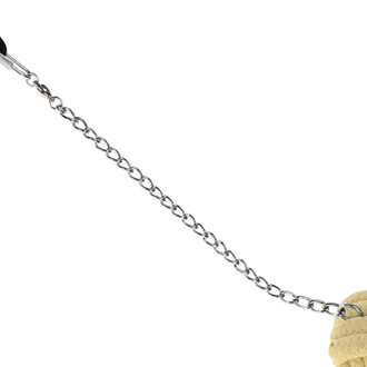Chaîne en métal attachée à un dart en corde, avec un design épuré et une couleur dorée clair sur l'extrémité. Fond blanc mettant en valeur le produit.