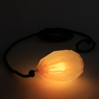 Rope Dart LED Prism de Threeworlds, montrant une tête en forme de prisme illuminée en orange avec un cordon noir en arrière-plan.