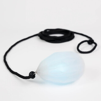 Rope Dart LED Prism - Trois monde : corde noire avec un poids en forme de prisme translucide bleu clair.