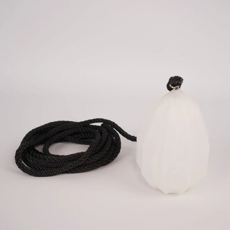 Rope Dart LED Prism de Threeworlds, avec une tête en forme de prisme blanc translucide et une corde noire attachée.