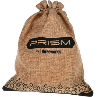 Sac en toile portant le logo PRISM by threeworlds, avec un design sobre et une bordure décorative en motifs géométriques.