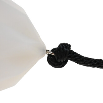 Attache d'un Rope Dart LED Prism, montrant la partie supérieure en forme de prisme et le cordon noir noué.
