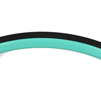 Roue de yoga de couleur turquoise avec un revêtement noir antidérapant sur la surface de contact, vue en gros plan.