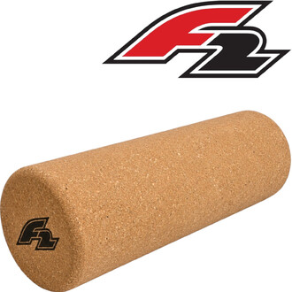 Rouleau de yoga en liège naturel, cylindre texturé et granuleux avec le logo F2 noir et rouge partiellement visible sur le côté.