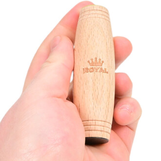 Tumbler Royal Kururin en bois clair, petit cylindre gravé d'une couronne et du mot ROYAL, tenu dans une main.
