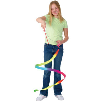 Fille blonde souriante en t-shirt vert et jean bleu, tenant un ruban arc-en-ciel et créant des spirales. L'arrière-plan est blanc, mettant en évidence la couleur vive du ruban et la simplicité du design