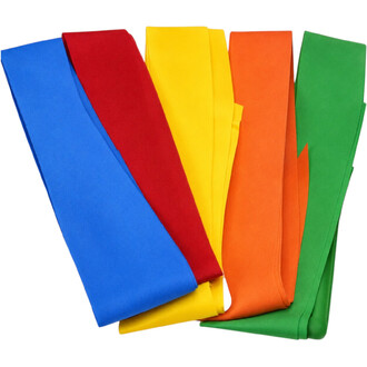 Rollen aus mehrfarbigem Initiationsband (blau, rot, gelb, orange und grün), fächerförmig angeordnet.