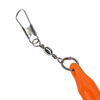 Nahaufnahme eines Karabiners aus Metall und eines Verschlusses, der an einem orangefarbenen Band befestigt ist, vor weißem Hintergrund.