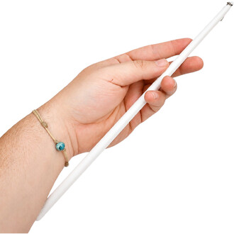 Eine Hand hält ein weißes GRS-Initiationsband, 1,60 m lang und 5 cm breit, auf weißem Hintergrund.