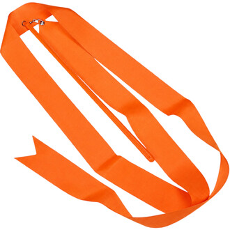 Leuchtend orangefarbenes Jonglierband, Maße 1,60 m × 5 cm, mit Metallverschluss, diagonal präsentiert.