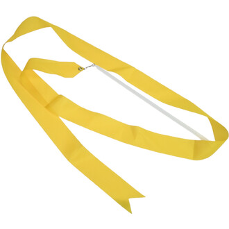 Gelbes Band, 1,60 m lang, auf weißem Grund, spiralförmig angeordnet, mit einer kleinen Metallösenöse und einer silbernen Kette an einem Ende.