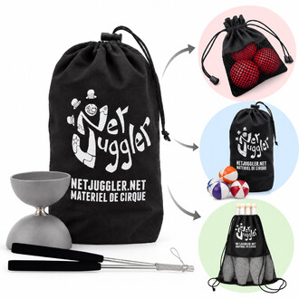 Ampia borsa in tessuto nero NetJuggler con coulisse, su cui sono stampati il logo del marchio e l'indirizzo del sito web, accompagnata da tre miniature che ne illustrano l'utilizzo per riporre palline da giocoleria rosse, palline da circo multicol