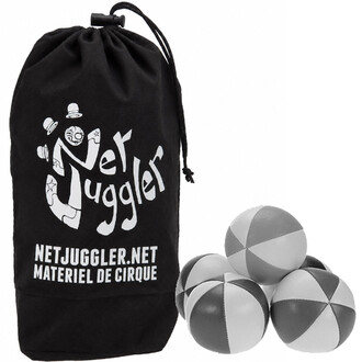 Bolsa preta de tecido NetJuggler com cordão, logotipo branco e inscrição "Equipamento de Circo", acompanhada de três bolas de malabarismo cinza e branca.