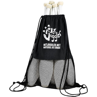 Sac noir à cordons contenant trois massues blanches à embouts beiges dépassant du haut, logo Net Juggler sur le sac et partie en filet en bas.