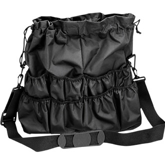 Sac à ballons noir en tissu avec fermeture à cordon, poches élastiques et bandoulière réglable.