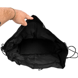 Sac à ballons noir en tissu avec cordon de serrage, une main saisissant l’ouverture du sac sur fond blanc.