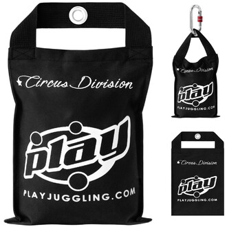 Sac de lestage en tissu noir avec une poignée, portant le logo play en blanc. Le sac présente également l'inscription Circus Division en haut et le site web PLAYJUGGLING.COM en bas. Il est conçu pour être utilisé avec un mousqueton visible à droite, perme