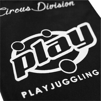 Logo en noir et blanc représentant la marque Play Juggling avec le texte Circus Division en haut et le mot play au centre, entouré de cercles. Le fond est noir et le logo est imprimé en blanc.