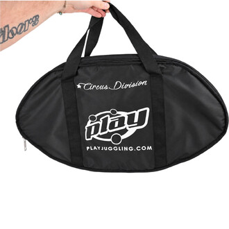 Sac de transport noir pour plateau Apex de portique aérien, avec logo Circus Division et Play Juggling imprimé en blanc, tenu par une main.