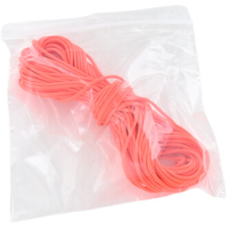 Sachet plastique transparent contenant une ficelle diabolo couleur rose corail enroulée, destinée aux débutants.