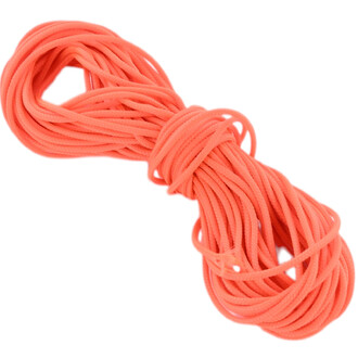 Ficelle diabolo fine couleur corail enroulée en pelote sur fond blanc