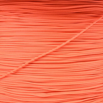 Gros plan sur des ficelles diabolo orange fluo, enroulées en fines rubans torsadés avec une corde diagonale qui les traverse.