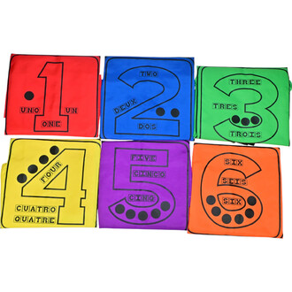 Sacs à sauter numérotés de différentes couleurs, comprenant les chiffres de 1 à 6 en rouge, bleu, vert, jaune, violet et orange, avec les inscriptions en plusieurs langues : français, anglais, espagnol et italien, accompagnés de points noirs.