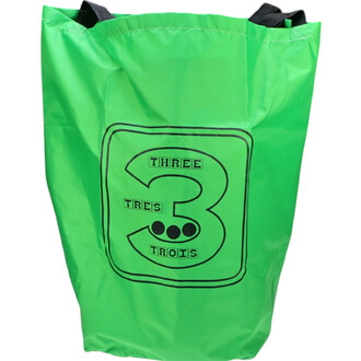 Sac à sauter numéroté en vert brillant, avec l'inscription THREE TRES TROIS et le chiffre 3 en noir sur le devant. Les poignées sont de couleur noire, ajoutant un contraste au sac.