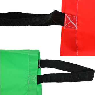 Coupe de deux sacs à sauter numérotés, l'un rouge et l'autre vert, montrant les poignées en tissu noir sur le dessus. Les sacs sont en matière synthétique, avec des coutures visibles. Les poignées épurées et robustes permettent une prise facile.