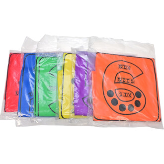 Sacs à sauter numérotés de différentes couleurs, soigneusement emballés en plastique. On peut voir des sacs rouges, bleus, verts, jaunes, violets et un sac orange affichant le numéro six. Chaque sac est bordé de noir et présente des inscriptions claires.