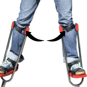 Deux sangles genou Actoy rouges et noires fixées autour des genoux sur des montants métalliques, portées par une personne en jeans et baskets, fond blanc.