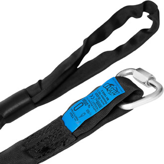 Sangles aériennes noires avec un mousqueton en métal et une étiquette bleue indiquant la capacité de charge, utilisée pour les performances de cirque.