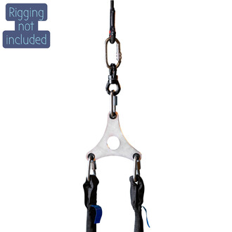 Sangle aérienne en métal avec un design en forme de triangle, équipée de deux mousquetons et d'une fixation supérieure. Le texte Rigging not included est superposé en haut à gauche de l'image. Fond blanc.