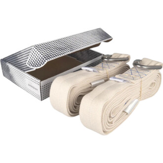 Deux sangles aériennes en coton écru avec anneaux en métal, roulées et prêtes à l’emploi, posées à côté d’une boîte gris à motifs de points.