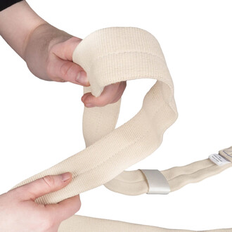 Sangles aériennes en coton Prodigy couleur écru, deux mains manipulent et enroulent la sangle, boucle métallique visible.