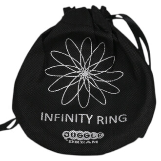 Sac noir en tissu à cordon avec un motif floral géométrique blanc et l’inscription INFINITY RING, accompagné du logo DREAM en bas.