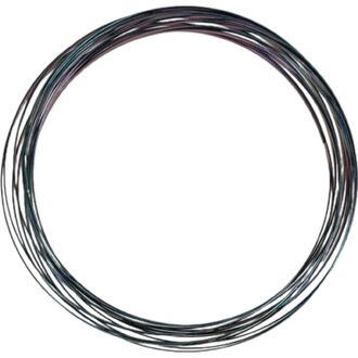 Sculpture cinétique version anodisée : cercle composé de fils métalliques fins multicolores (arc‑en‑ciel) formant une bague.