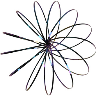 Sculpture cinétique anodisée — étoile composée de nombreux anneaux métalliques fins rayonnants autour d’un centre, finition arc-en-ciel.