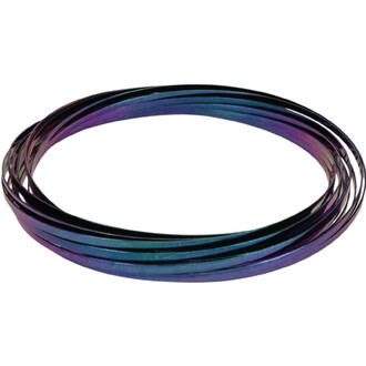 Sculpture cinétique anodisée : ensemble d'anneaux métalliques plats multicolores formant un cercle, dégradé violet et bleu.