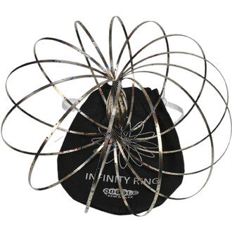 Sculpture cinétique en métal anodisé argenté avec de multiples anneaux courbés qui s’entrelacent autour d’un axe central, posée sur une housse noire imprimée Infinity Ring.