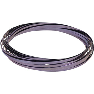 Sculpture cinétique anodisée violette composée de bandes métalliques plates enroulées en spirale pour former un anneau circulaire.