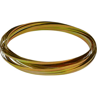 Sculpture cinétique anodisée dorée composée d'anneaux métalliques plats empilés formant un cercle.