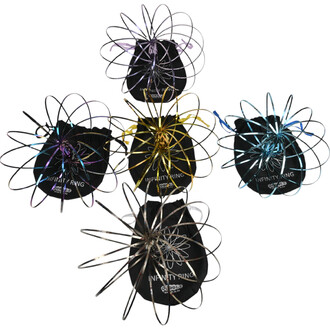 Sculpture cinétique anodisée – ensemble de cinq sculptures avec boucles métalliques colorées formant des sphères sur socles noirs.